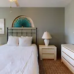 Df202 Airy 2 Bedroom Condo Overlooking The Pool