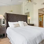 Sunny Palm Desert Escape On Golf Course
