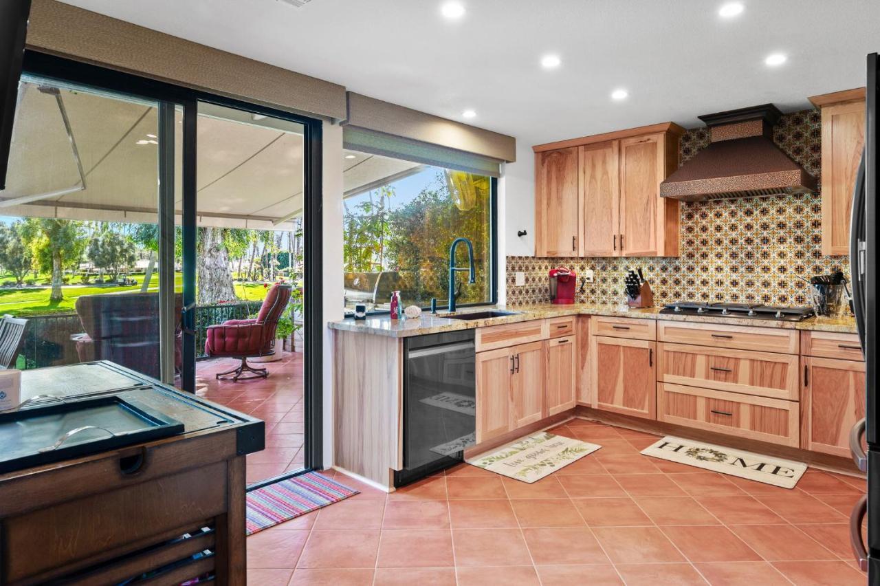 Spectacular With Private Golf Privileges Includes Golf Cart On Monterey Country Club !! Palm Desert