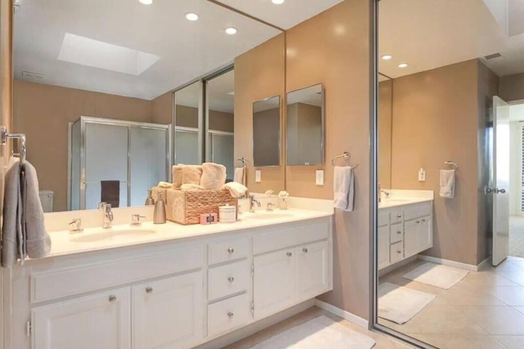 Private Country Club On Awesome Golf Course! Holiday home