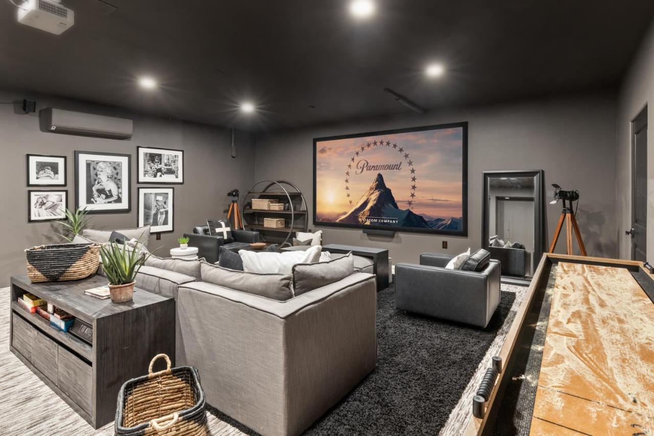 The Summit New Hilltop Estate With Sunset Views & Movie Theater Holiday home *