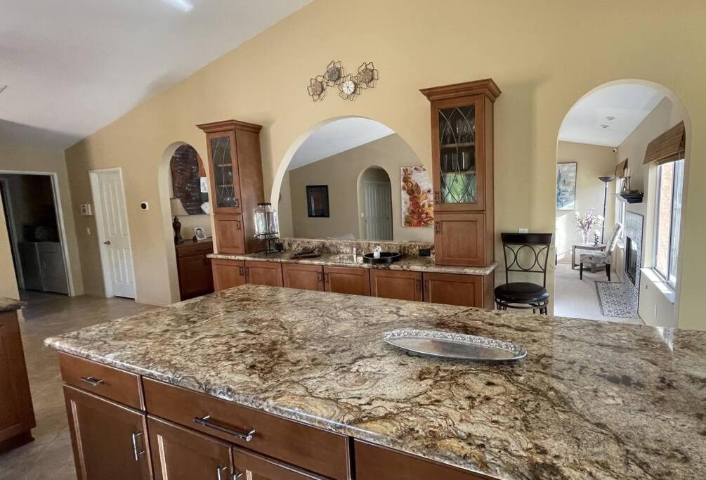 New Desert Oasis!! 3 Bedrooms, 1 Studio, 2 1/2 Bathrooms, Pool, And Gorgeous Backyard!! Holiday home