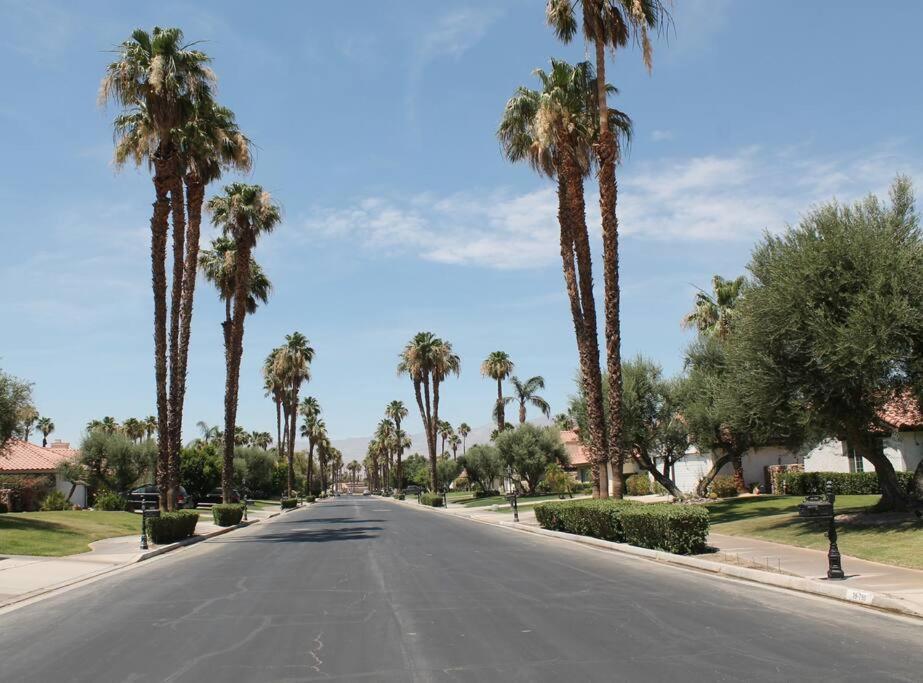 Holiday home New Desert Oasis!! 3 Bedrooms, 1 Studio, 2 1/2 Bathrooms, Pool, And Gorgeous Backyard!! Palm Desert