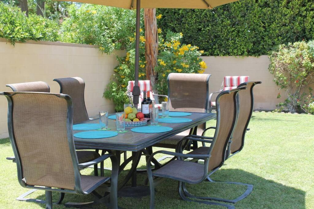 New Desert Oasis!! 3 Bedrooms, 1 Studio, 2 1/2 Bathrooms, Pool, And Gorgeous Backyard!! Holiday home *