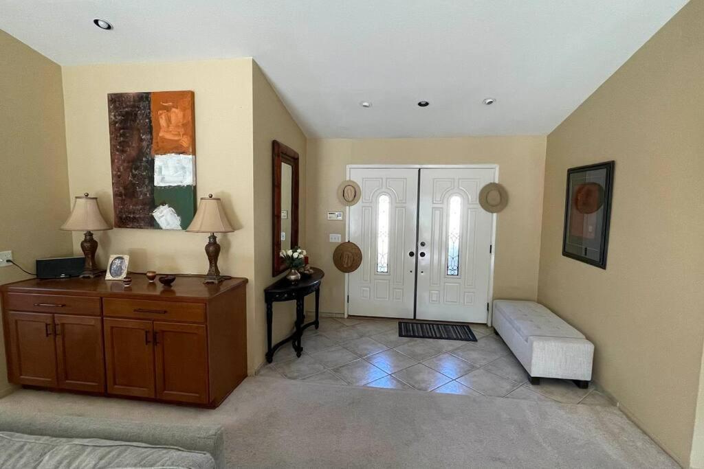 Holiday home New Desert Oasis!! 3 Bedrooms, 1 Studio, 2 1/2 Bathrooms, Pool, And Gorgeous Backyard!! Palm Desert