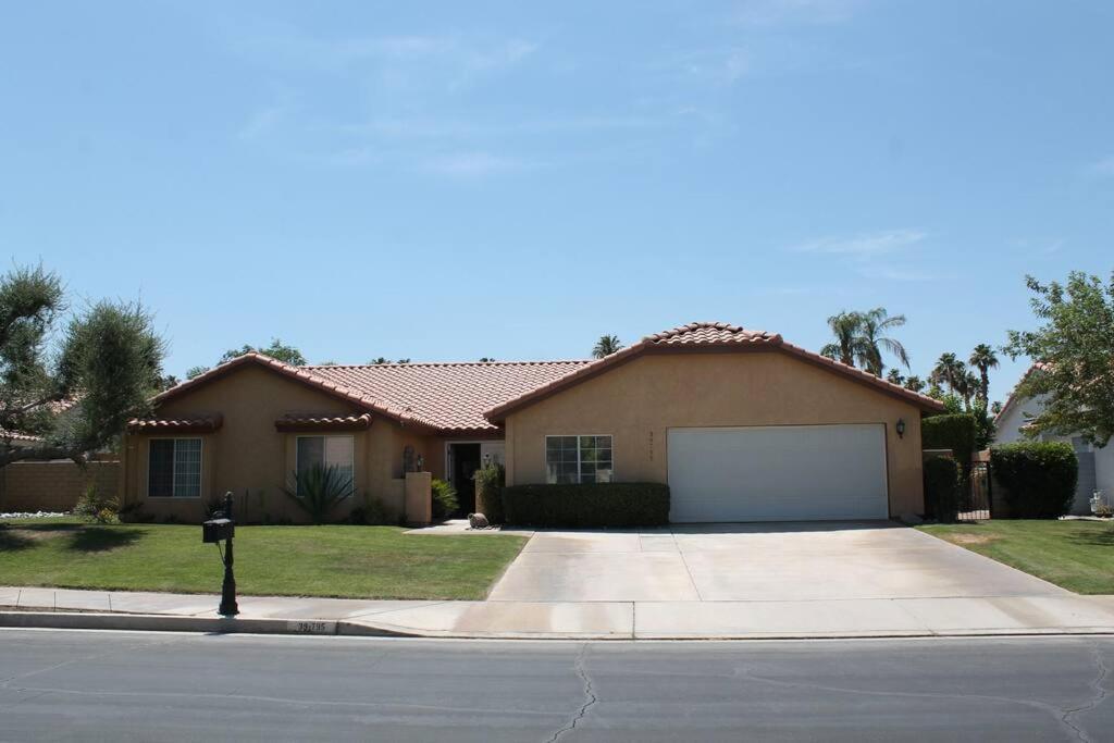 Holiday home New Desert Oasis!! 3 Bedrooms, 1 Studio, 2 1/2 Bathrooms, Pool, And Gorgeous Backyard!! *