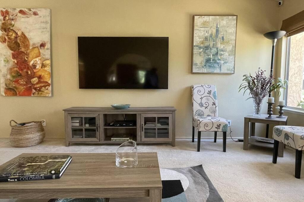 Holiday home New Desert Oasis!! 3 Bedrooms, 1 Studio, 2 1/2 Bathrooms, Pool, And Gorgeous Backyard!!