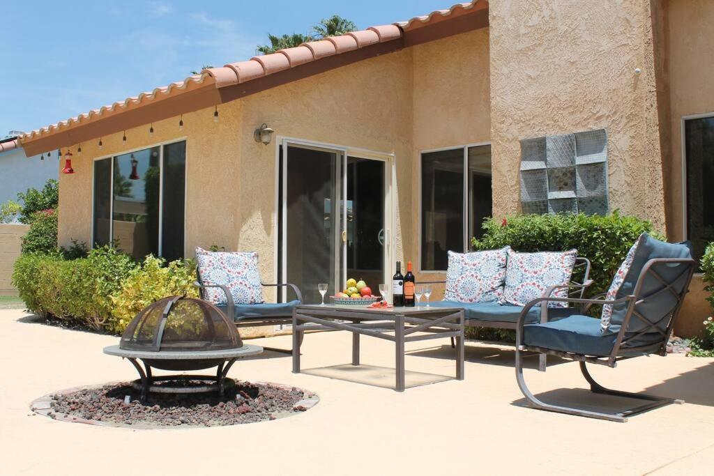 Holiday home New Desert Oasis!! 3 Bedrooms, 1 Studio, 2 1/2 Bathrooms, Pool, And Gorgeous Backyard!! Palm Desert