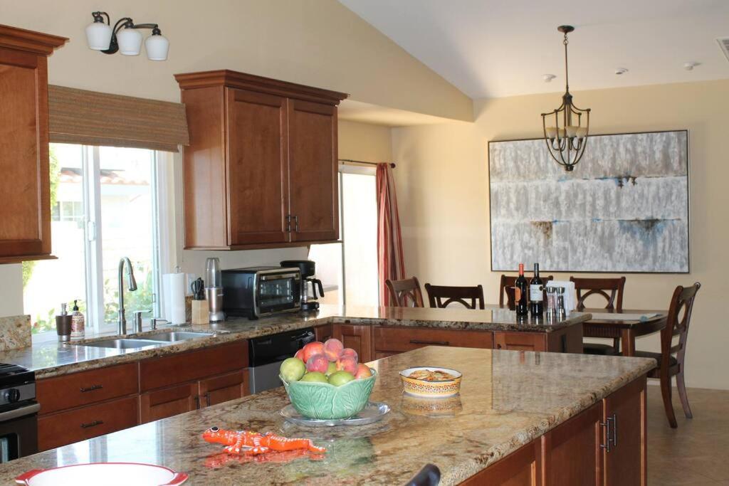 Holiday home New Desert Oasis!! 3 Bedrooms, 1 Studio, 2 1/2 Bathrooms, Pool, And Gorgeous Backyard!! Palm Desert