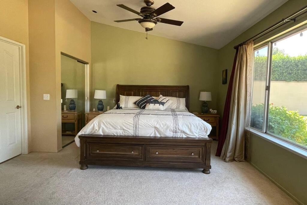 Holiday home New Desert Oasis!! 3 Bedrooms, 1 Studio, 2 1/2 Bathrooms, Pool, And Gorgeous Backyard!! *