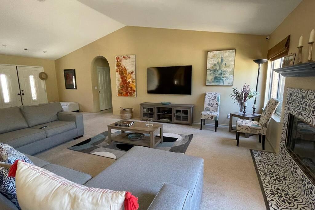 New Desert Oasis!! 3 Bedrooms, 1 Studio, 2 1/2 Bathrooms, Pool, And Gorgeous Backyard!! Holiday home Palm Desert