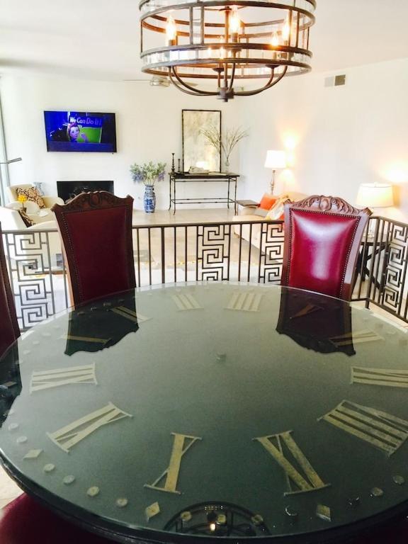 Spectacular Luxury 3000 Square Ft House On 1/3 Of Acre *