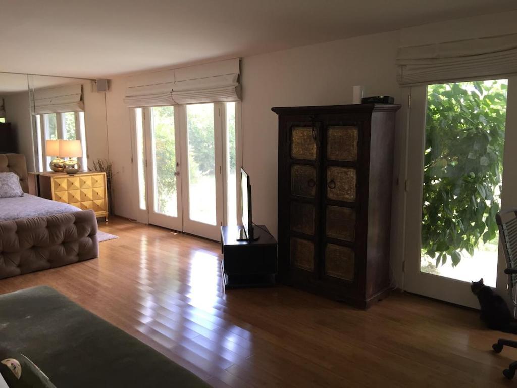 Spectacular Luxury 3000 Square Ft House On 1/3 Of Acre