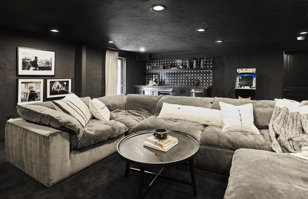 Television Host And Designer Bobby Berk Invites To His Desert Oasis * Palm Desert