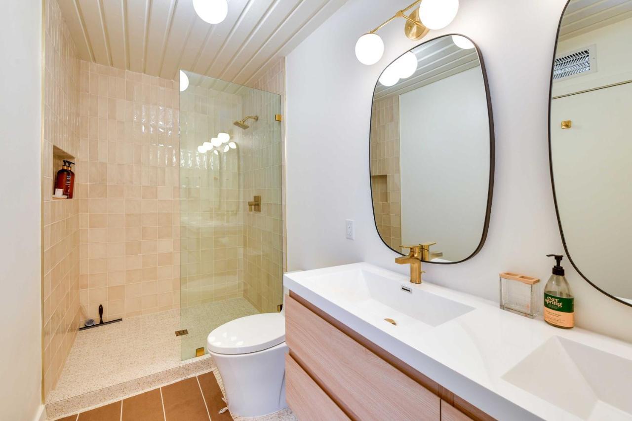 Modern Vacation Near El Paseo! Apartment