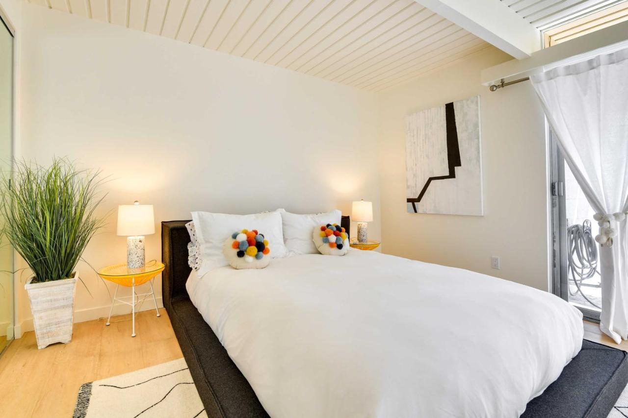 Modern Vacation Near El Paseo! Apartment
