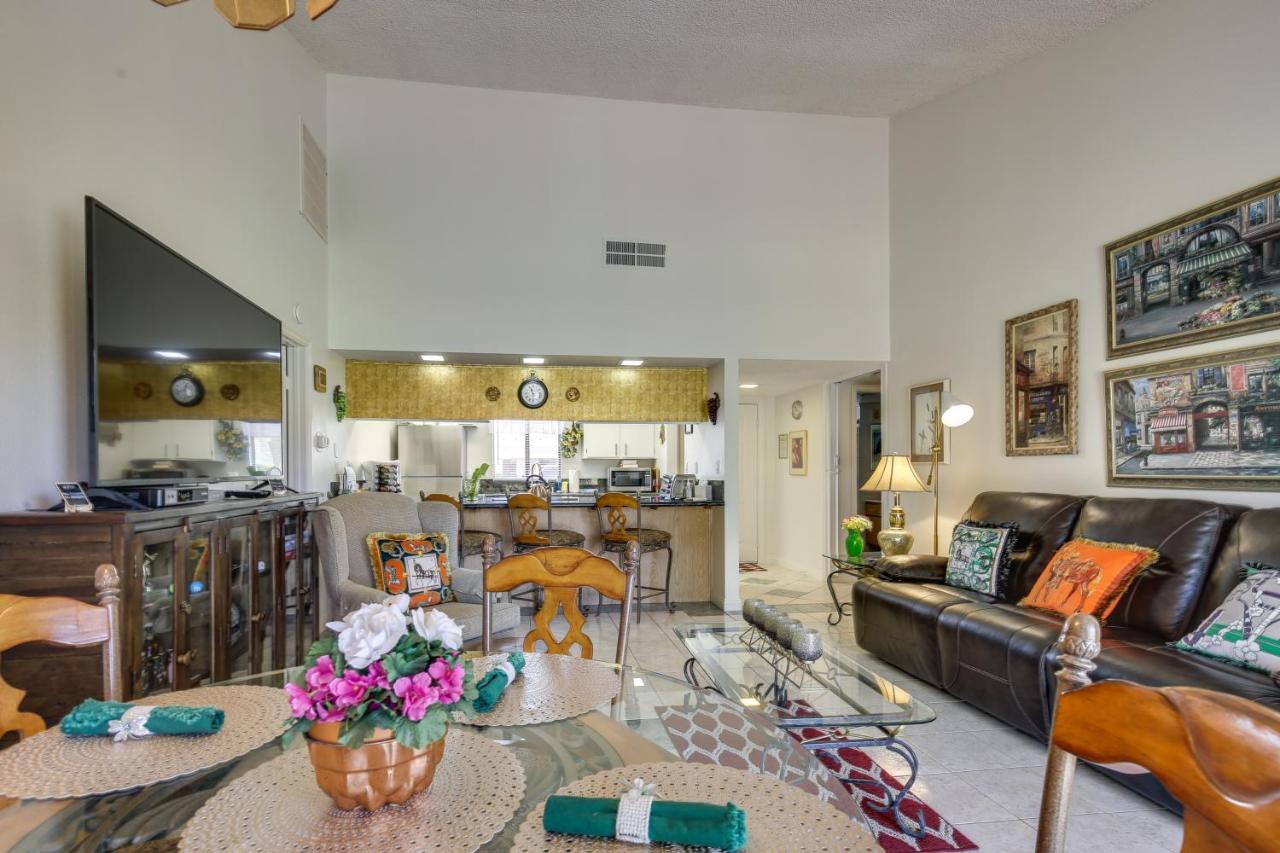 - Golf Course View And Pool Access Apartment