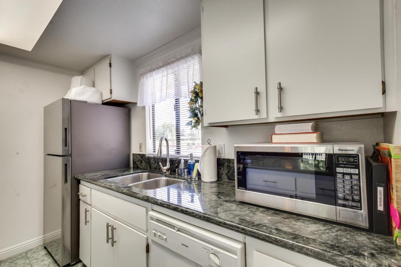 - Golf Course View And Pool Access Apartment Palm Desert