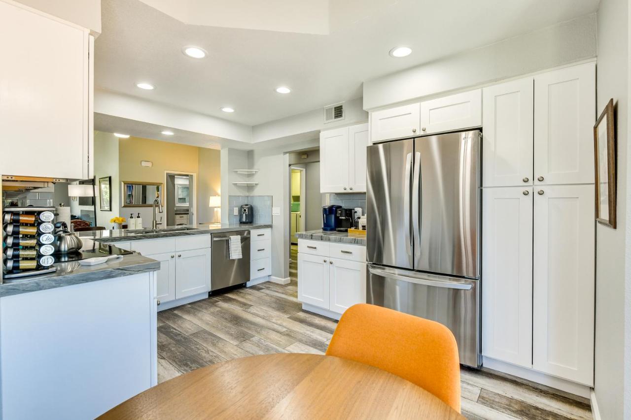 Apartment Newly Renovated Community Pool!