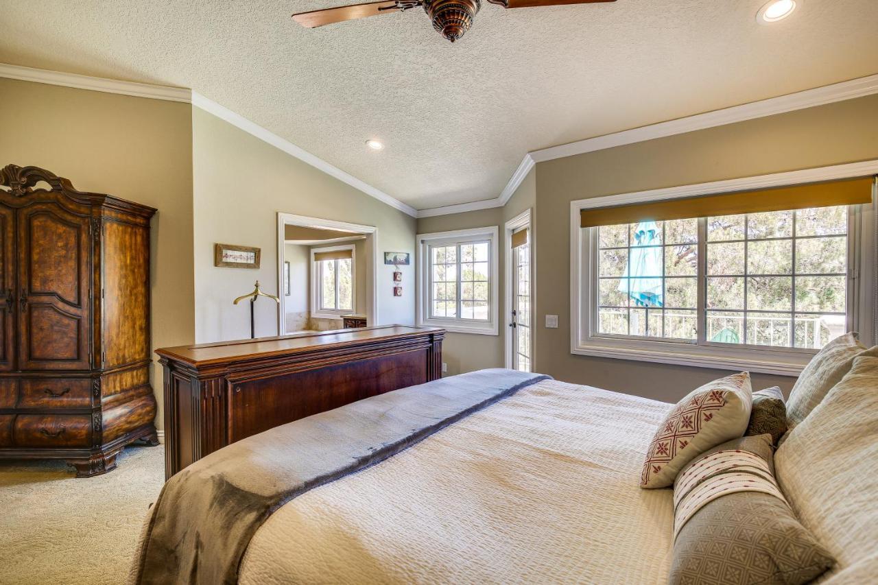 Townhome With Pool Access And Golf Course!