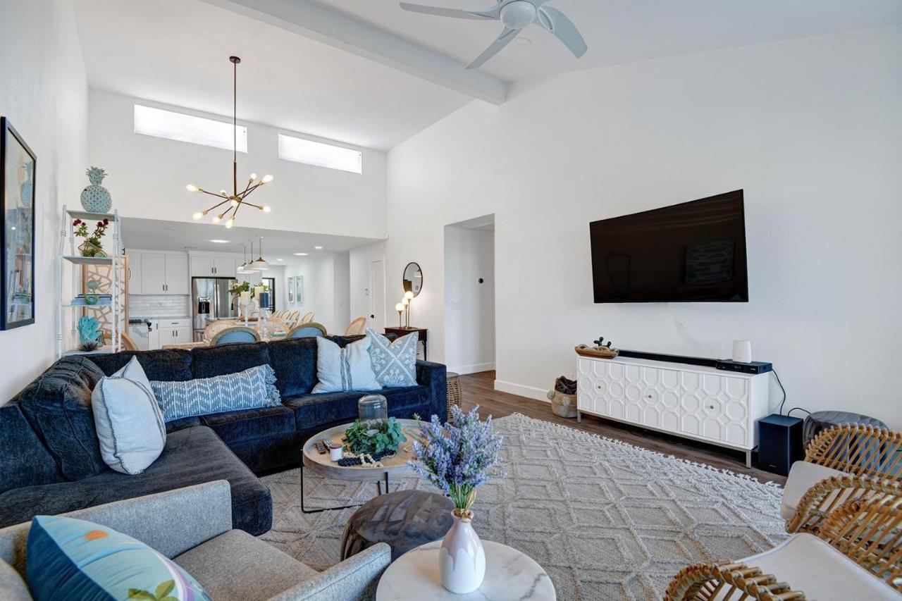 V3872 - Holly House * Palm Desert