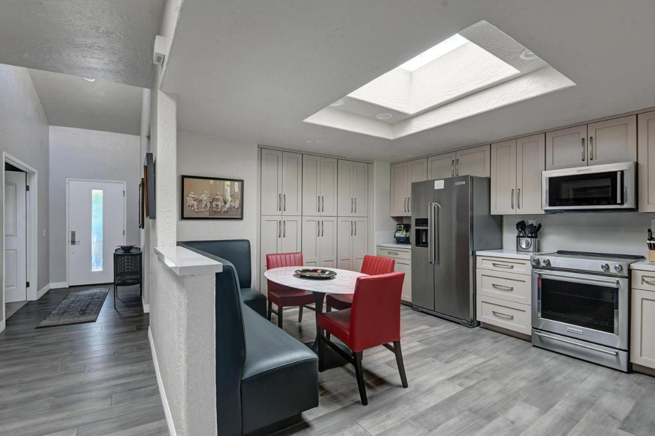 V5002 - Palm Valley Cc Modern Gem