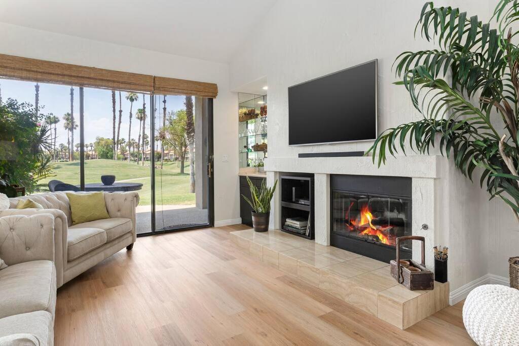 Sunny Escape On Golf Course Holiday home