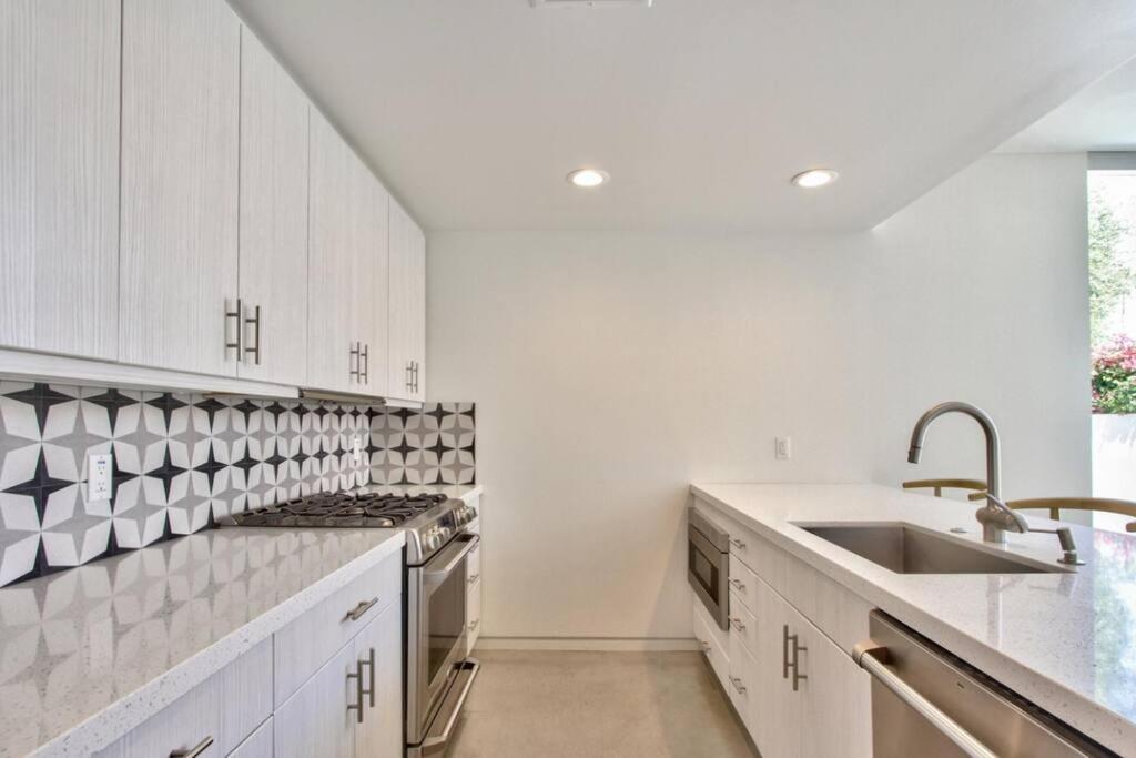 Apartment Sophisticated And Contemporary Off El Paseo Palm Desert
