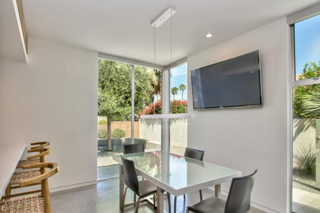 Sophisticated And Contemporary Off El Paseo * Palm Desert