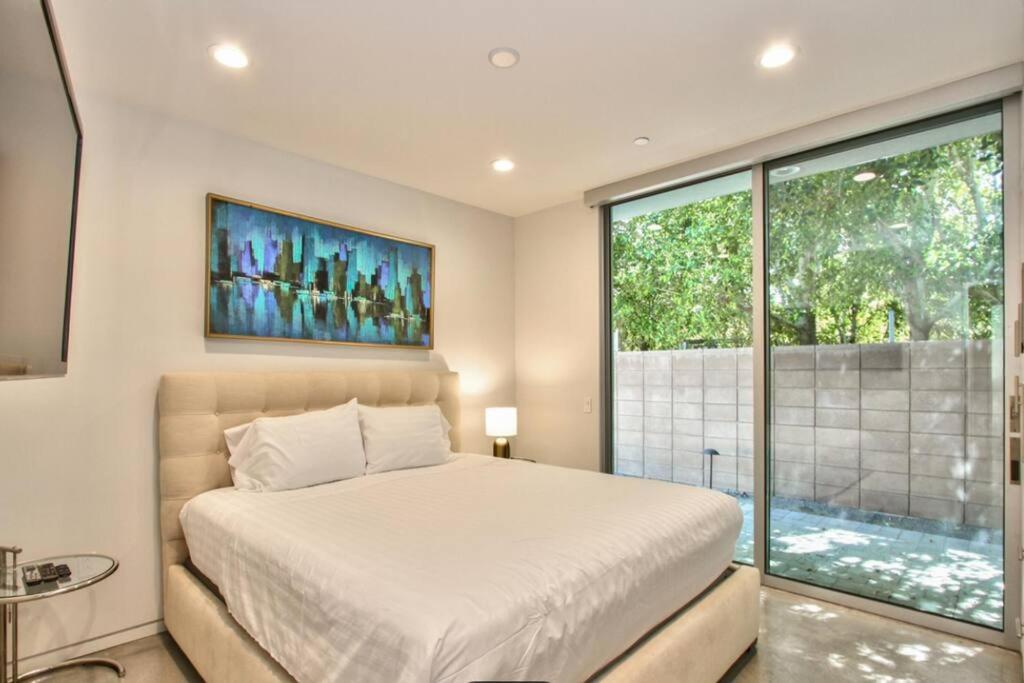 Sophisticated And Contemporary Off El Paseo * Palm Desert