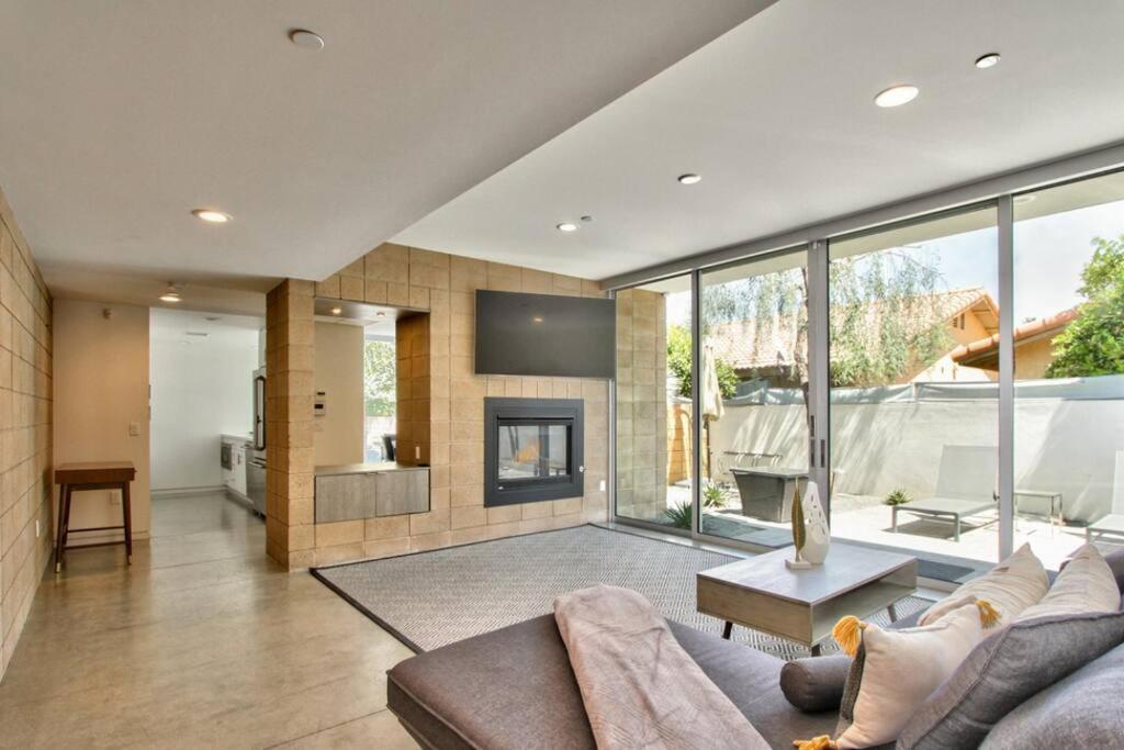 Sophisticated And Contemporary Off El Paseo Palm Desert