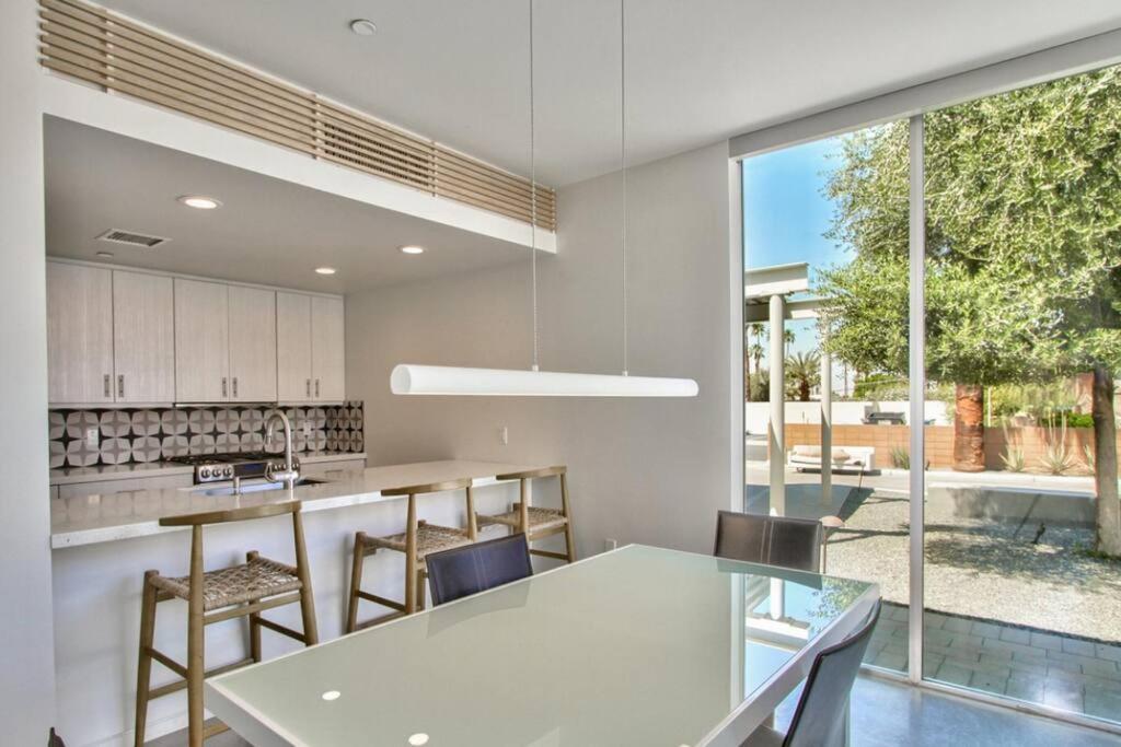 Sophisticated And Contemporary Off El Paseo
