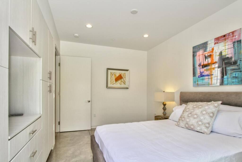 Sophisticated And Contemporary Off El Paseo Apartment *