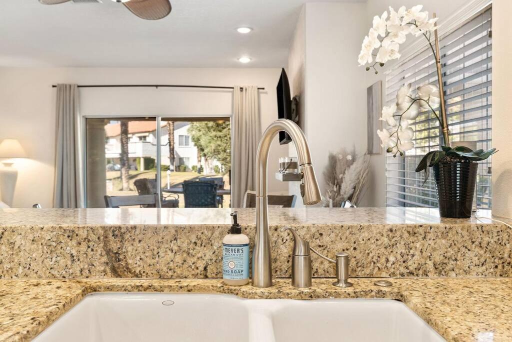 Apartment Sweet W/ Amenities Palm Desert