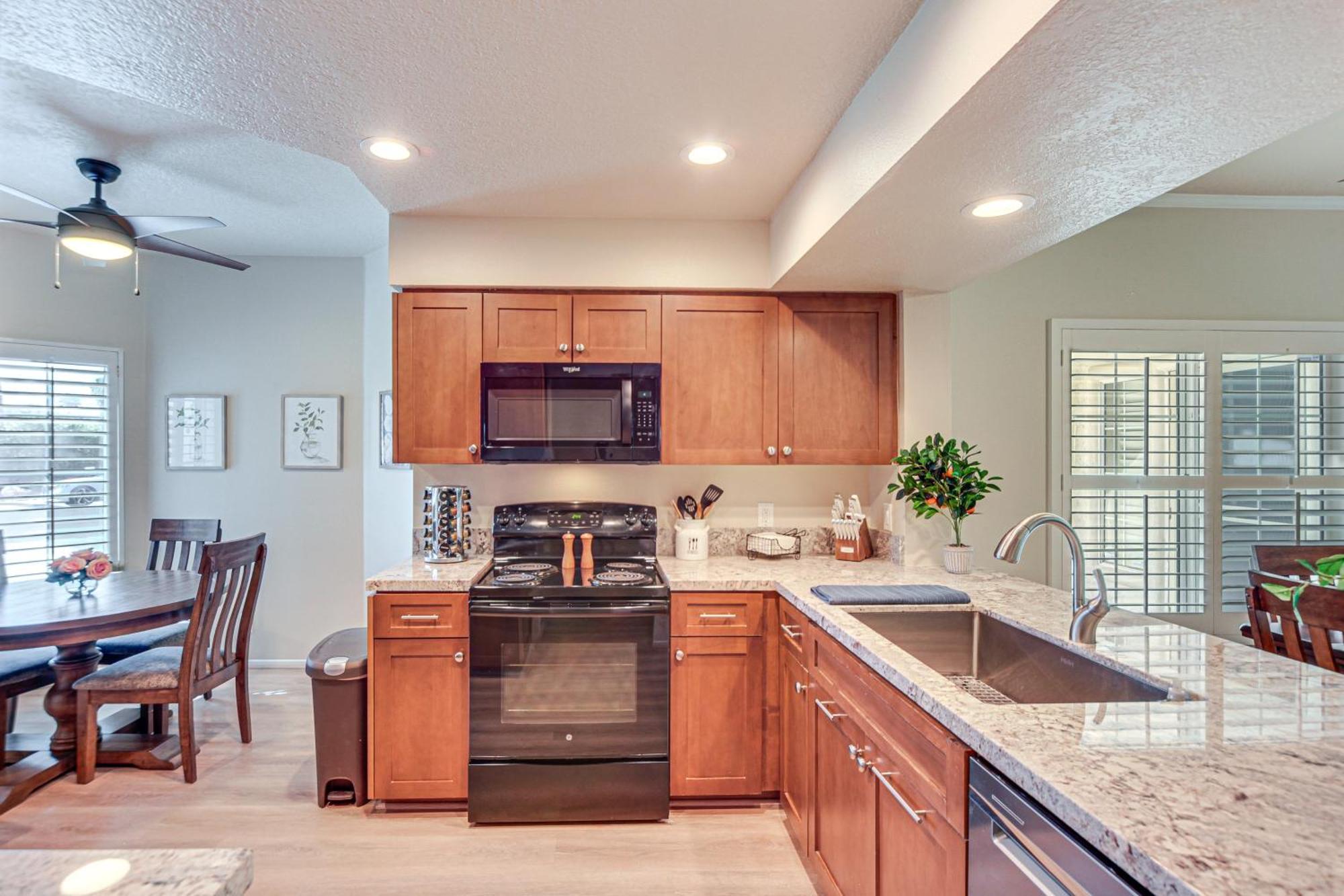 With Patio And Community Perks! Palm Desert