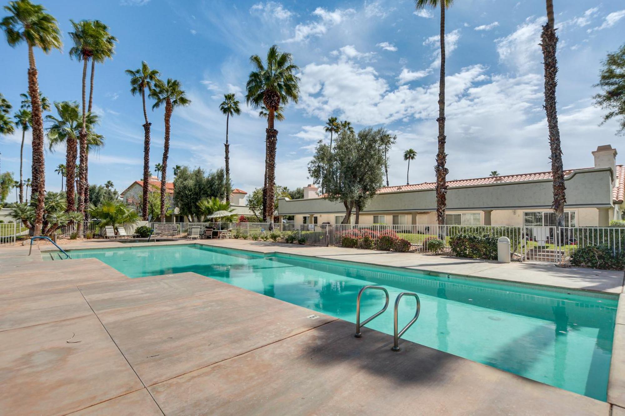 Apartment With Patio And Community Perks! *
