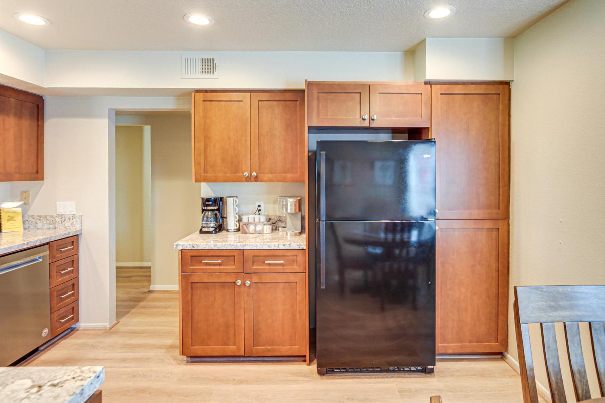 With Patio And Community Perks! Apartment Palm Desert