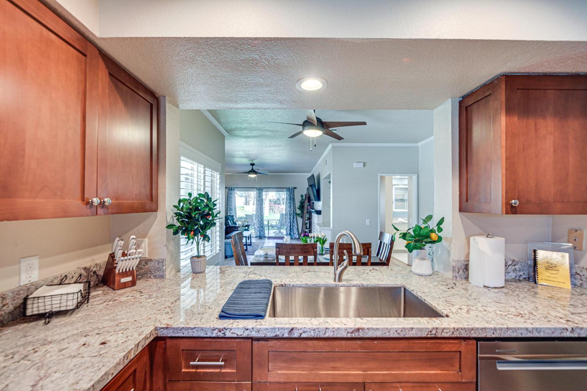 Apartment With Patio And Community Perks! *
