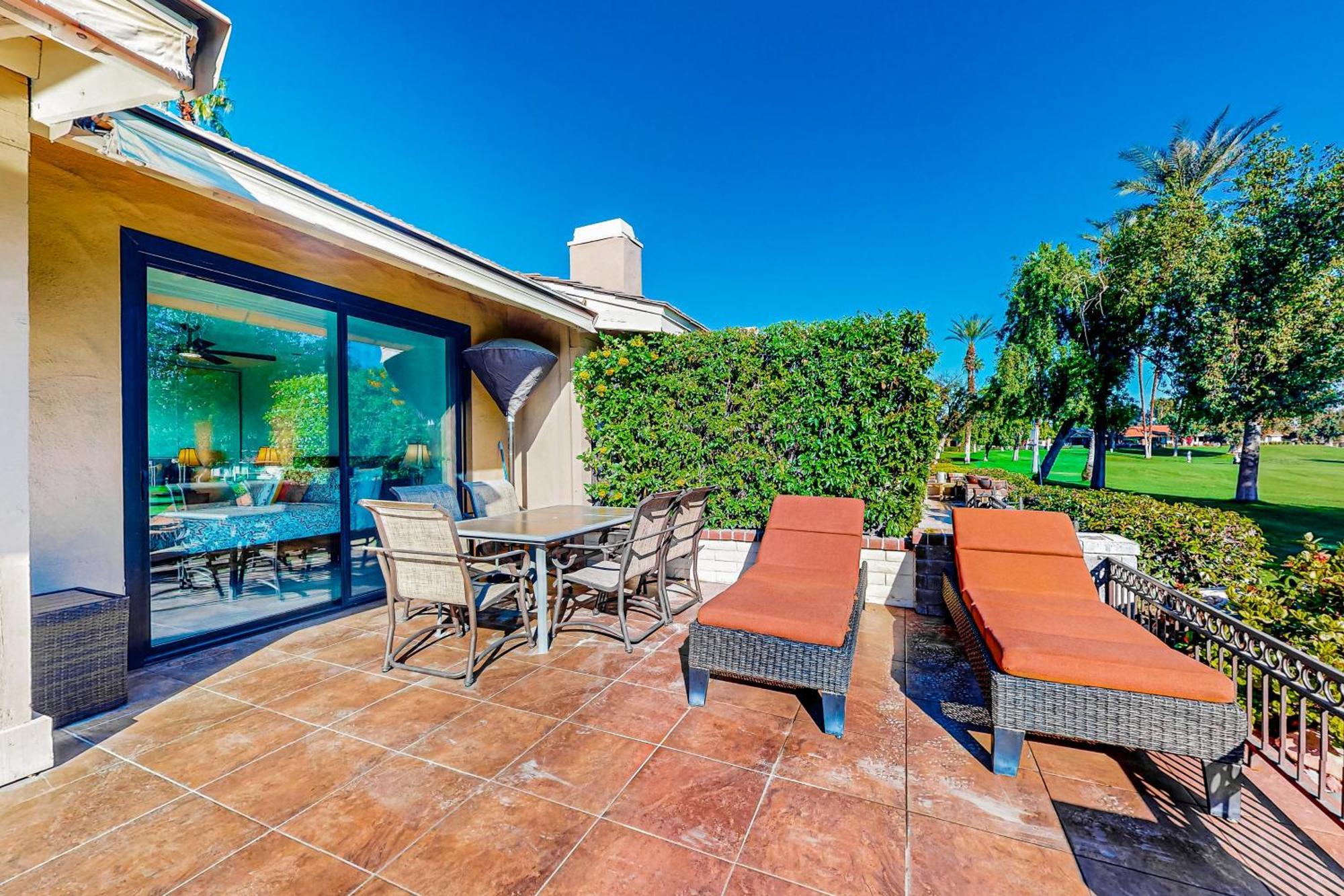 Desert Days At Monterey Apartment *