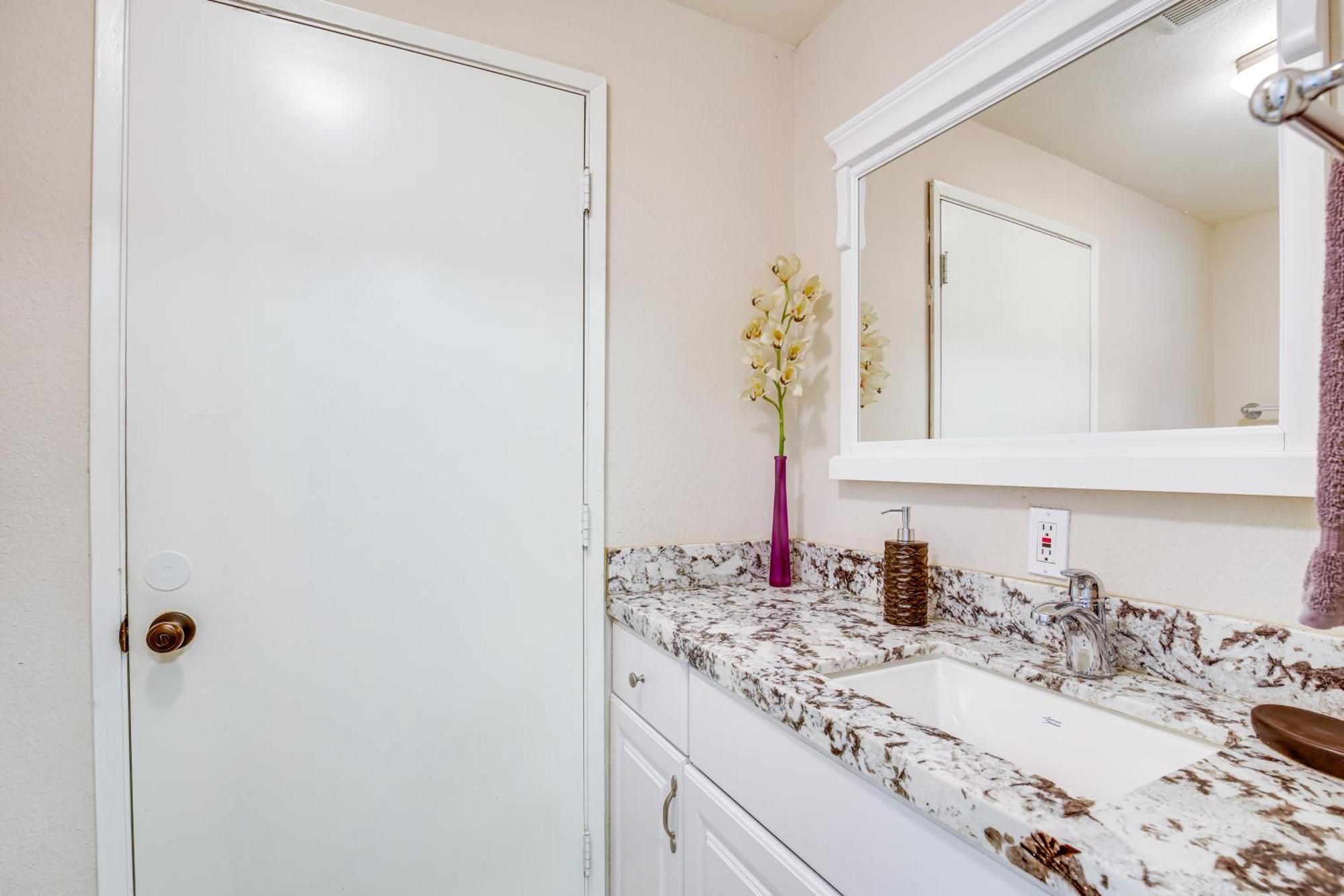 Apartment With Patio And Golf Course Views! *
