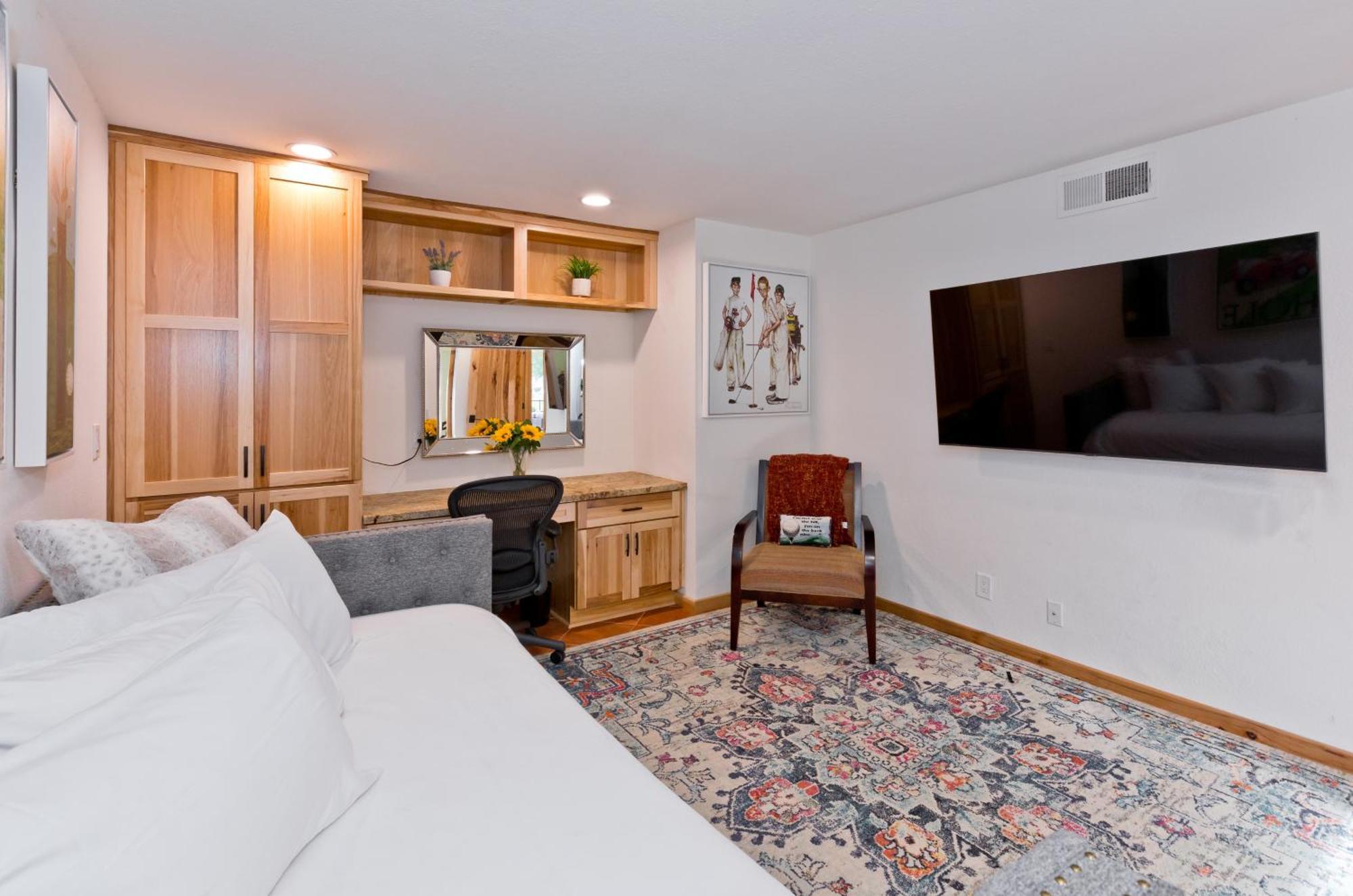 Spectacular With Private Golf Privileges Includes Golf Cart On Monterey Country Club !! Palm Desert