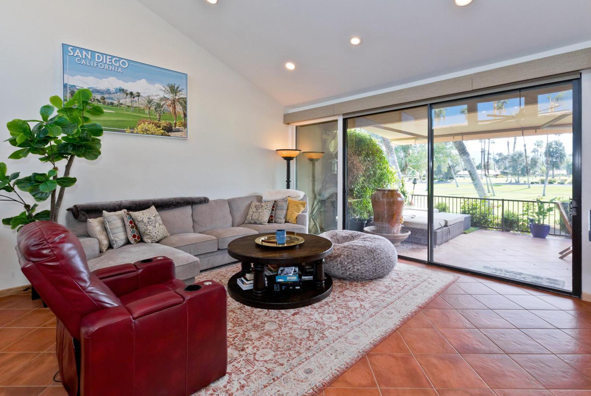 Spectacular With Private Golf Privileges Includes Golf Cart On Monterey Country Club !! Palm Desert