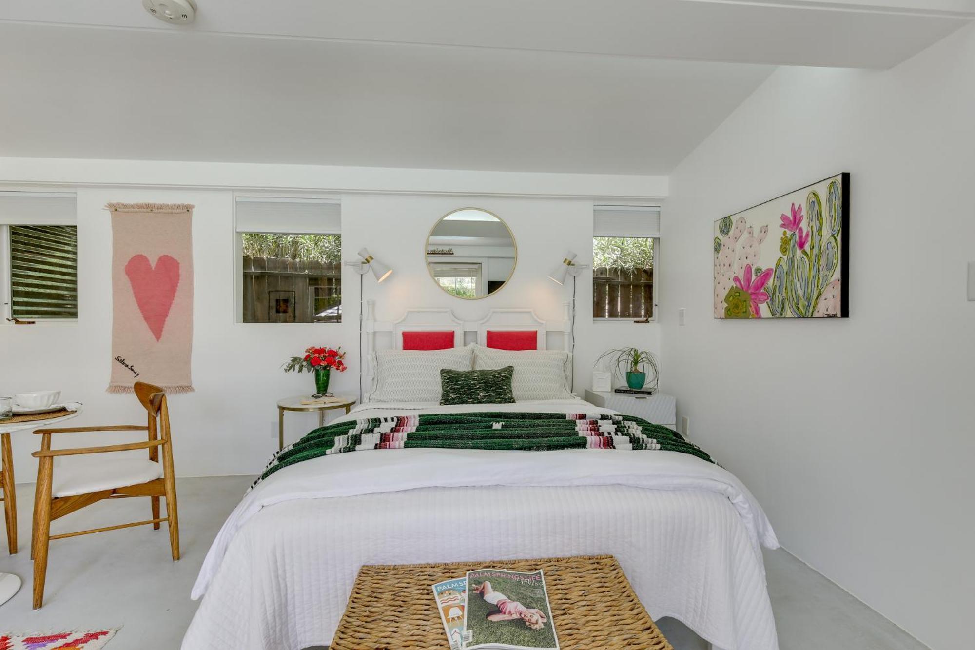5 Blocks To El Paseo Casita With Pool Apartment