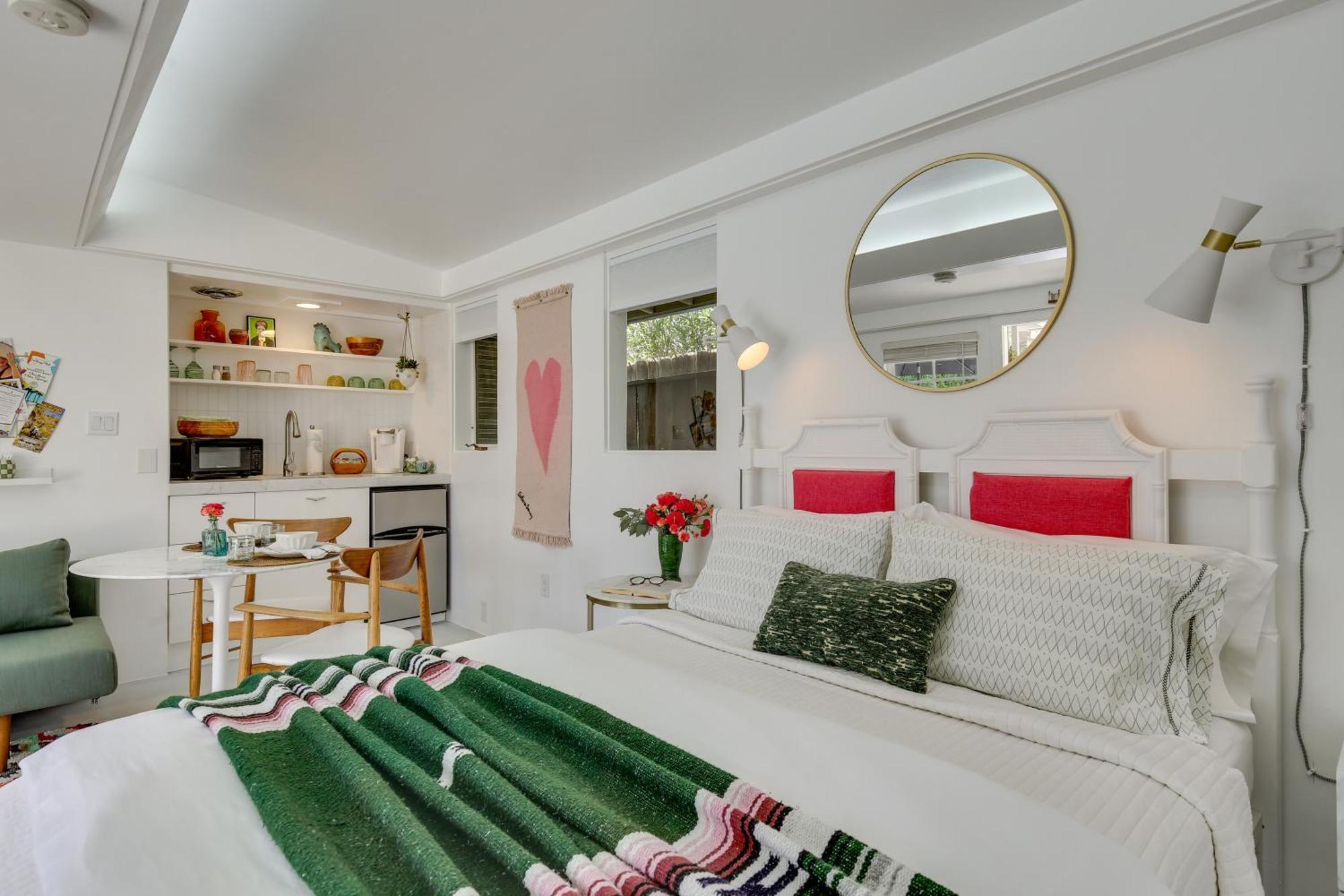 5 Blocks To El Paseo Casita With Pool *