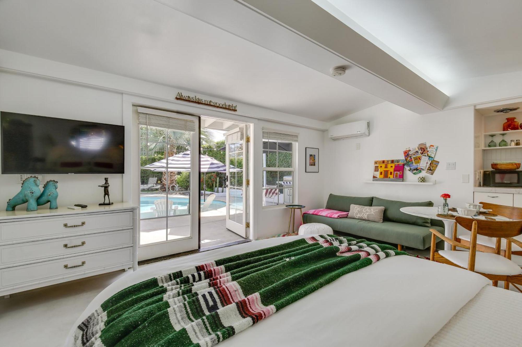 Apartment 5 Blocks To El Paseo Casita With Pool Palm Desert