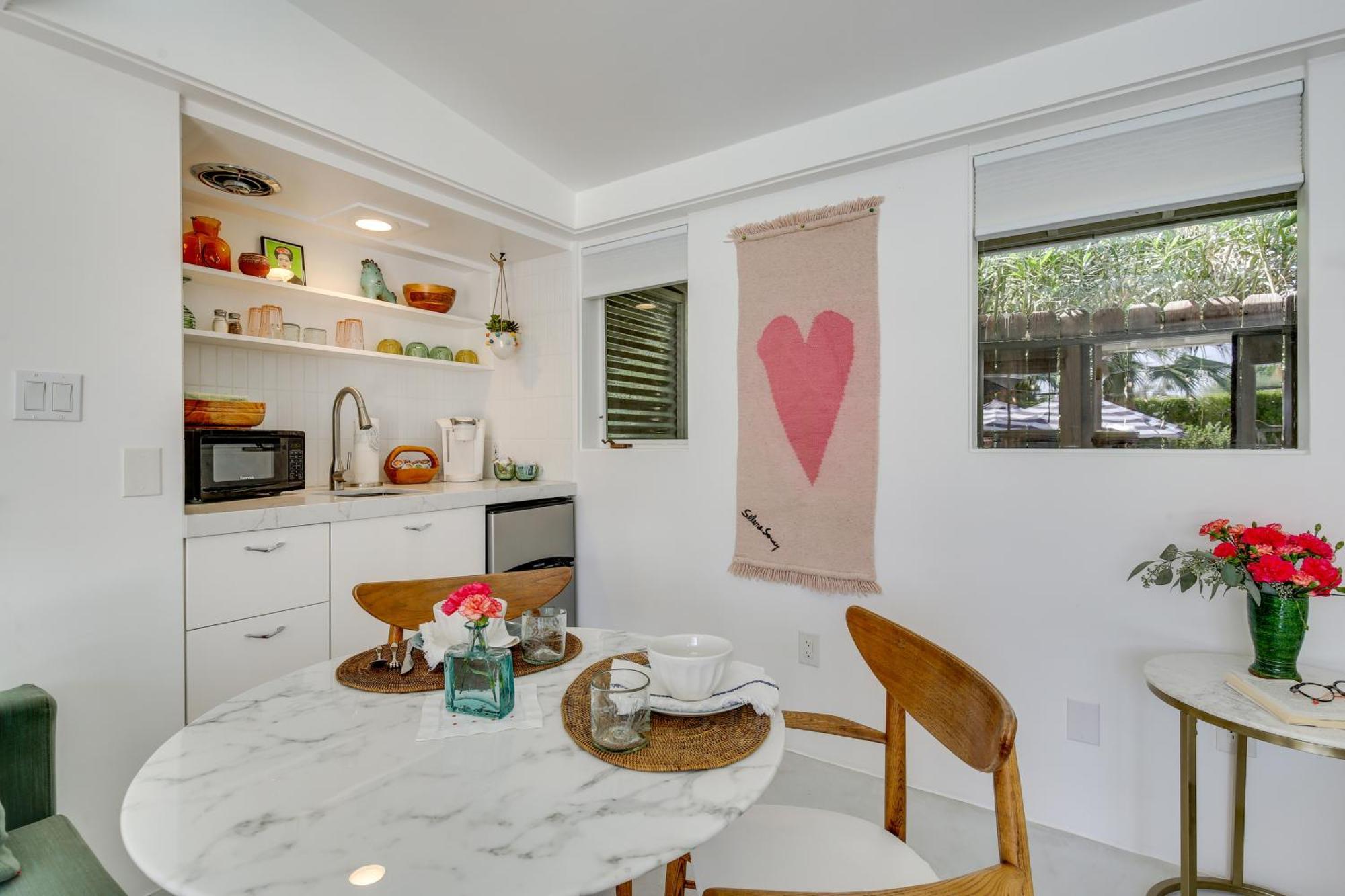 5 Blocks To El Paseo Casita With Pool