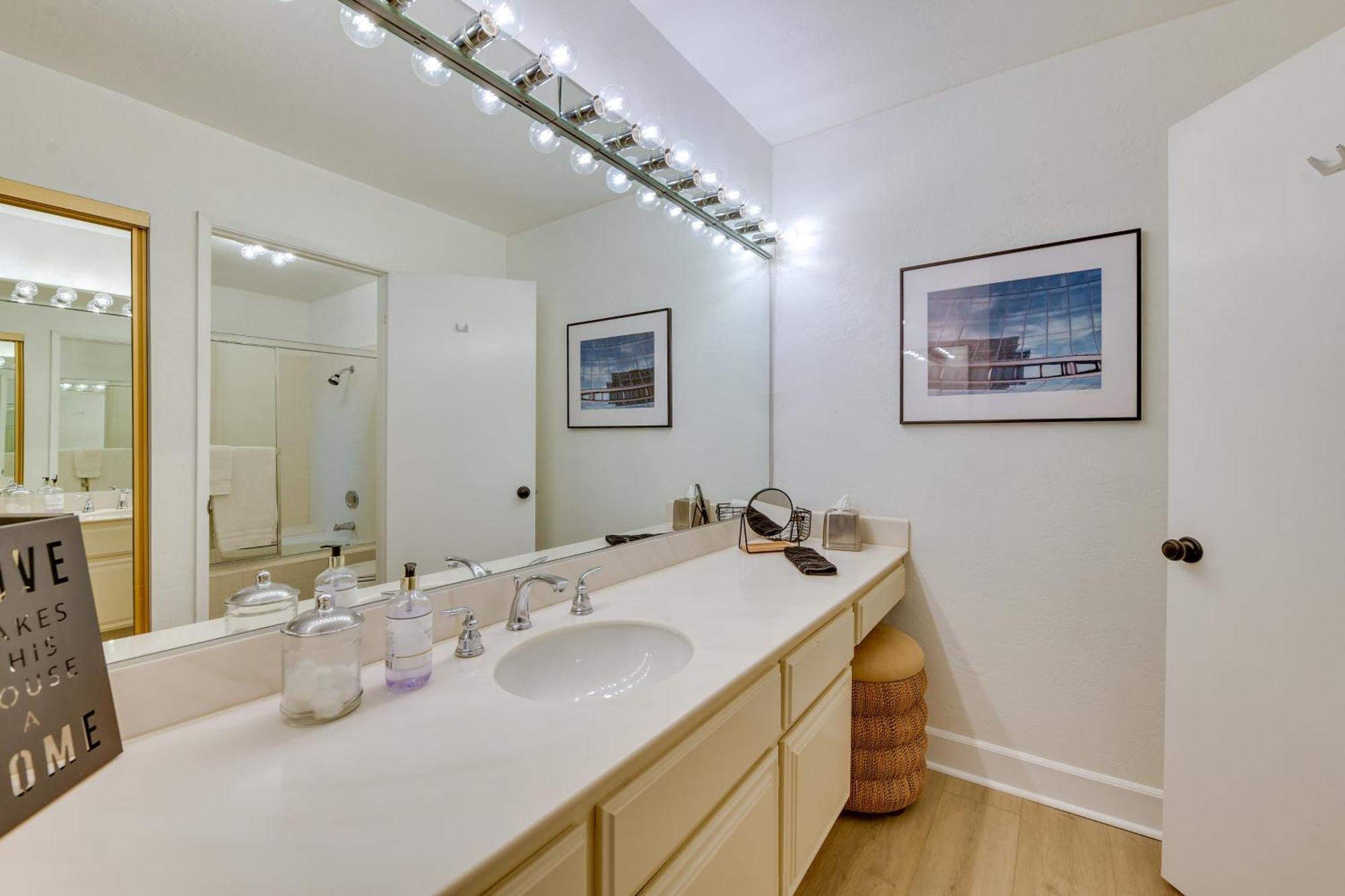 Quiet Workspace And Pool Access! Apartment