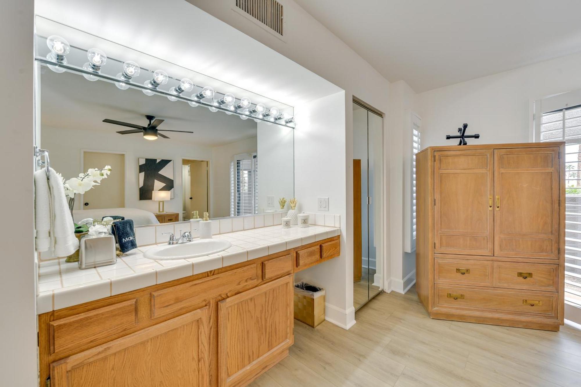 Quiet Workspace And Pool Access! Apartment