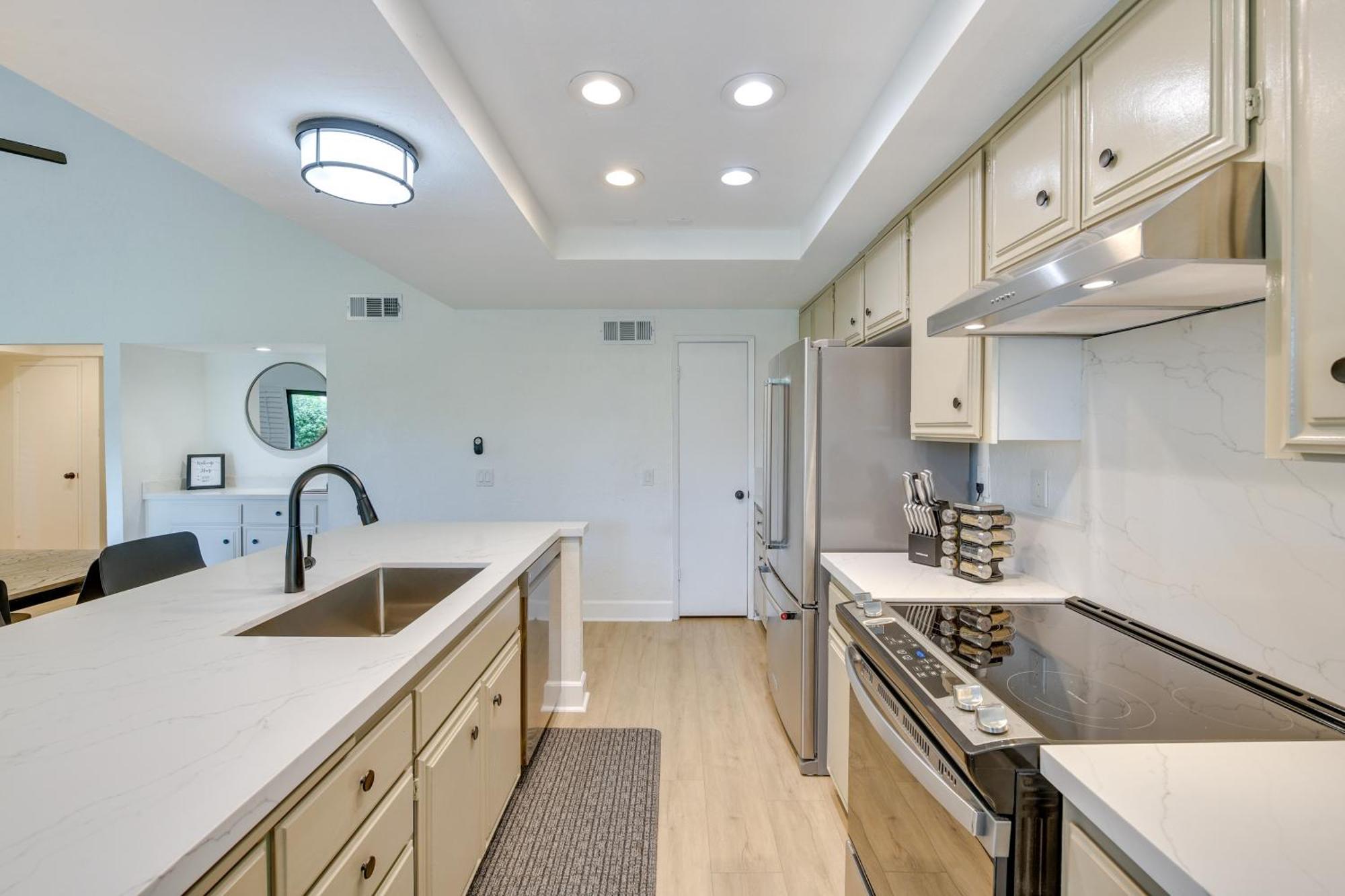Quiet Workspace And Pool Access! Apartment