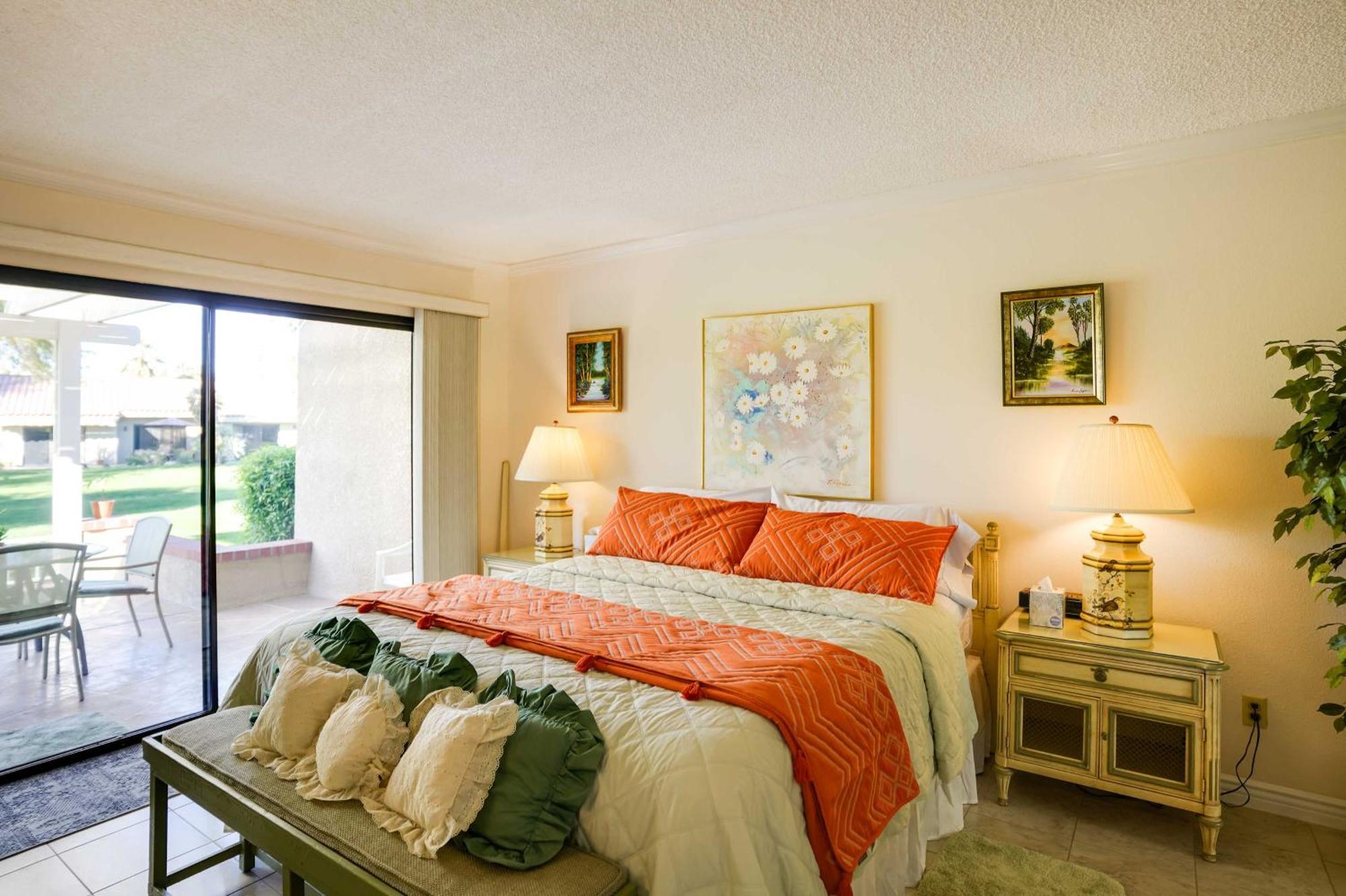 - Golf Course View And Pool Access Palm Desert